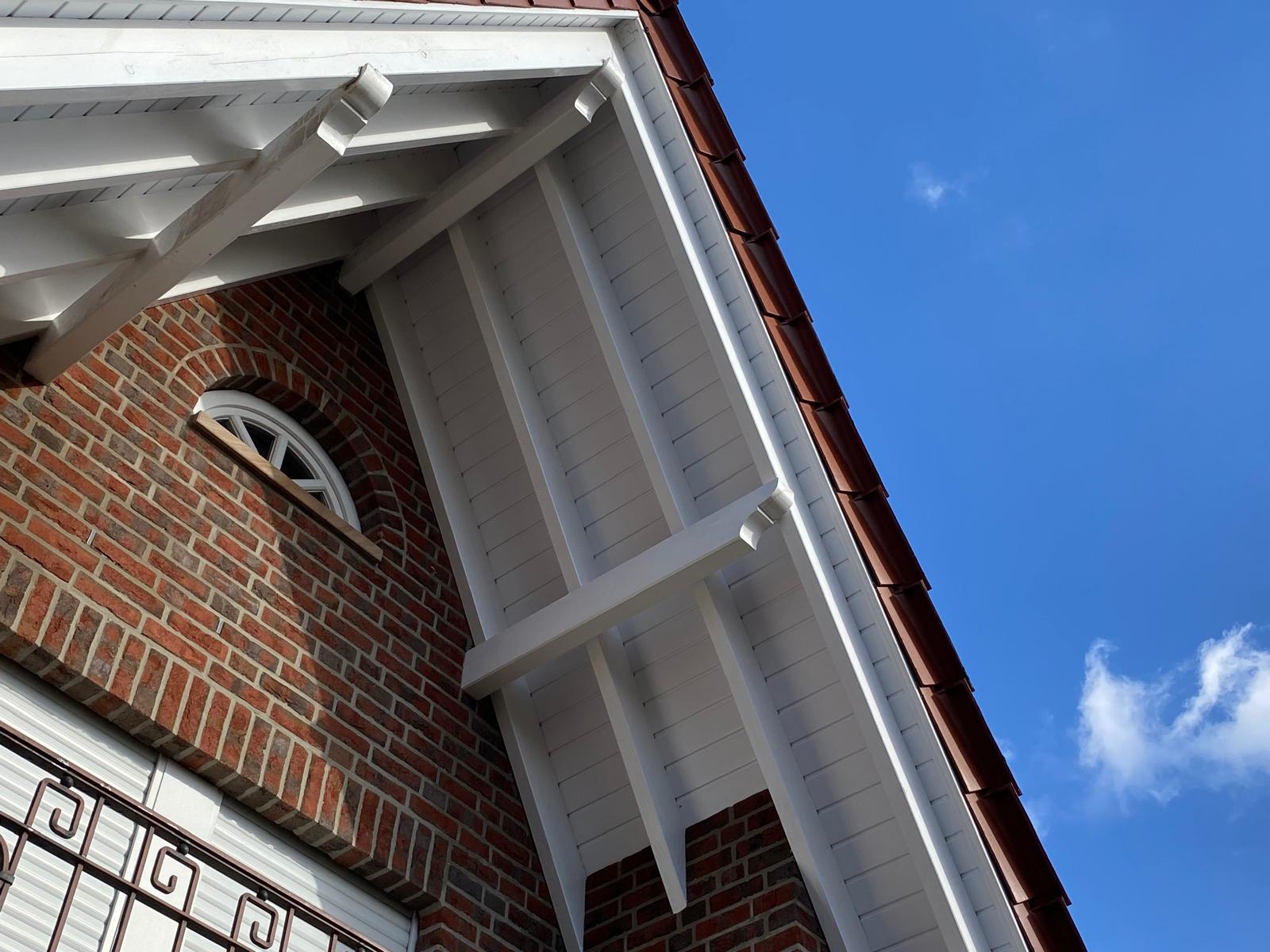 Reinigung von Dachunterst&auml;nden f&uuml;r ein brillantes Gesamtbild.